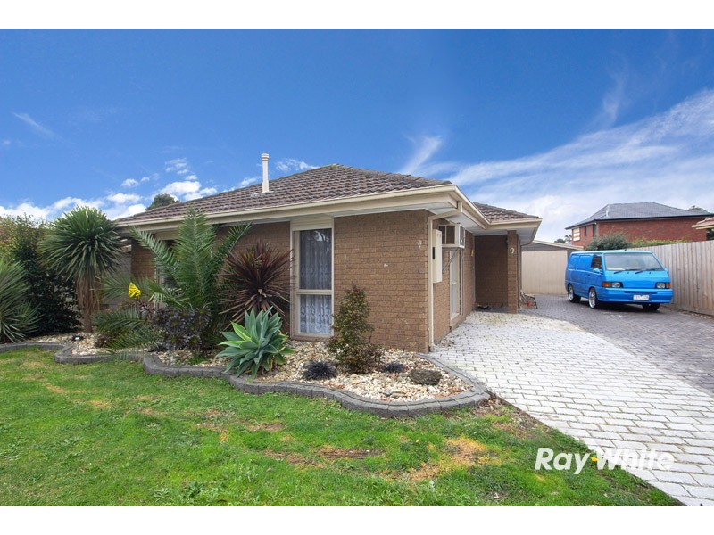 9 Lesdon Avenue, Cranbourne North VIC 3977