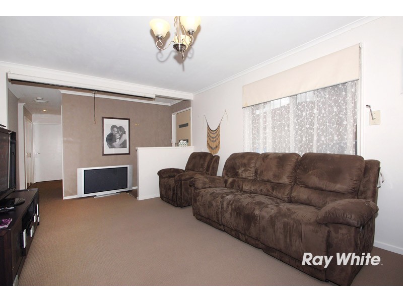 9 Lesdon Avenue, Cranbourne North VIC 3977