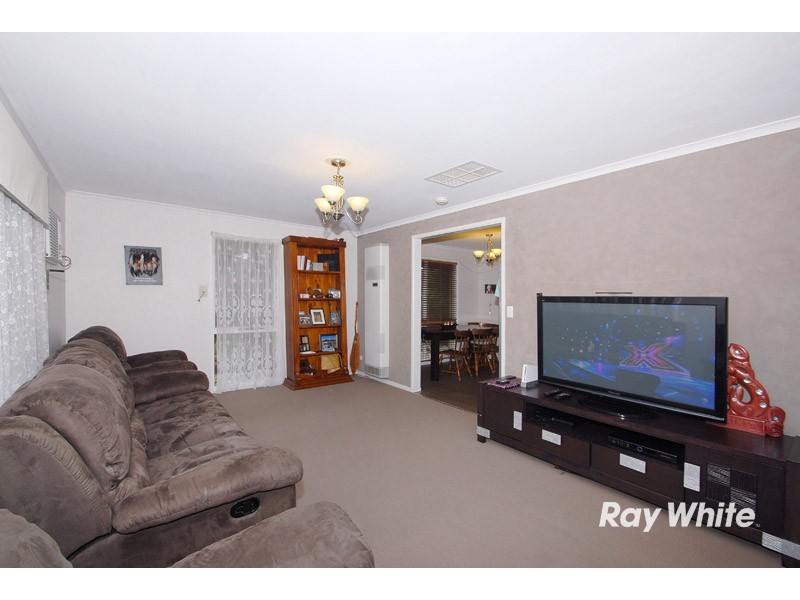 9 Lesdon Avenue, Cranbourne North VIC 3977