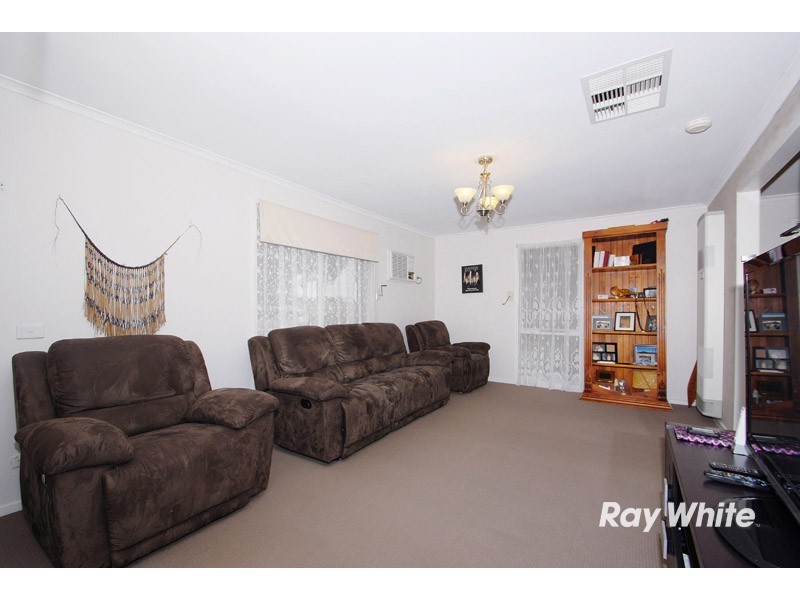 9 Lesdon Avenue, Cranbourne North VIC 3977