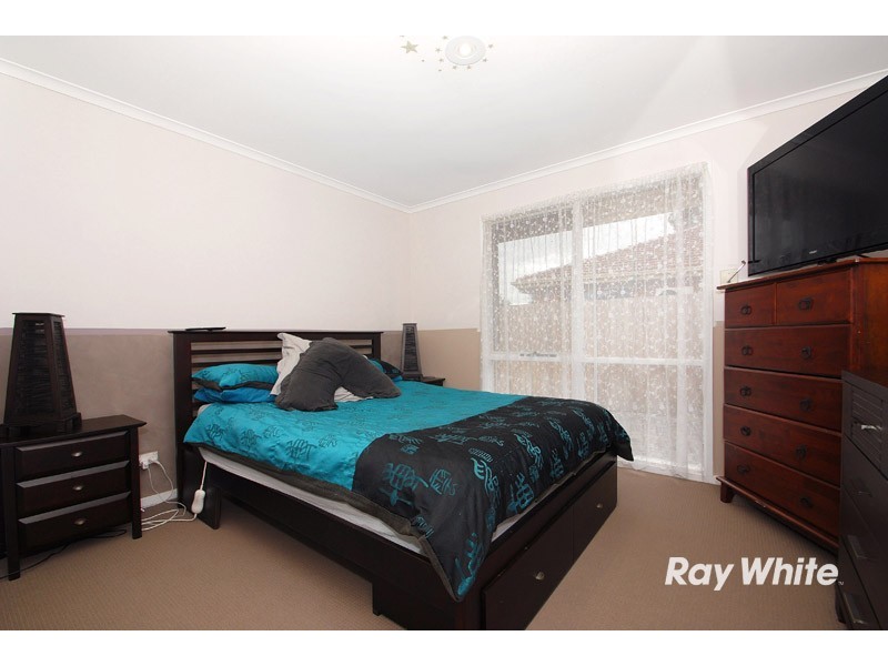 9 Lesdon Avenue, Cranbourne North VIC 3977