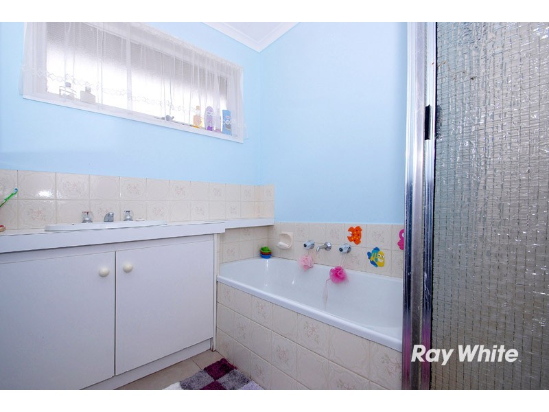 9 Lesdon Avenue, Cranbourne North VIC 3977