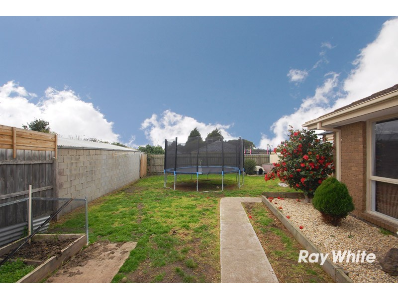 9 Lesdon Avenue, Cranbourne North VIC 3977