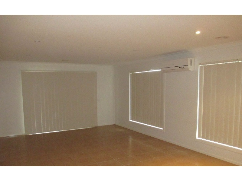 7 Blackledge Drive, Cranbourne East VIC 3977