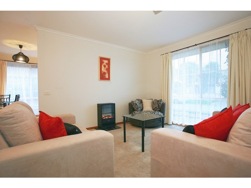 2 Megan Close, Cranbourne West VIC 3977