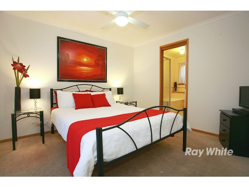 2 Megan Close, Cranbourne West VIC 3977