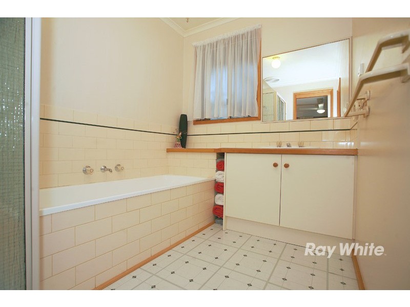 2 Megan Close, Cranbourne West VIC 3977