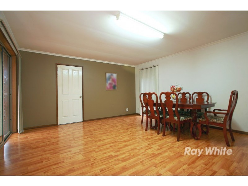 17 Courtenay Avenue, Cranbourne North VIC 3977