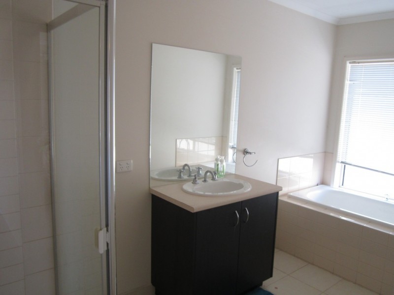 12 Cardiff Grove, Cranbourne VIC 3977