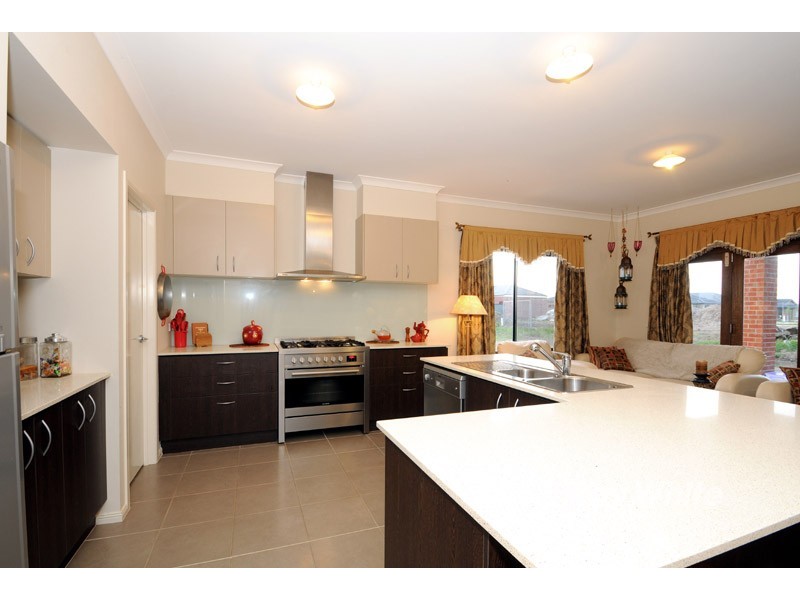 21 Paso Grove, Clyde North VIC 3978