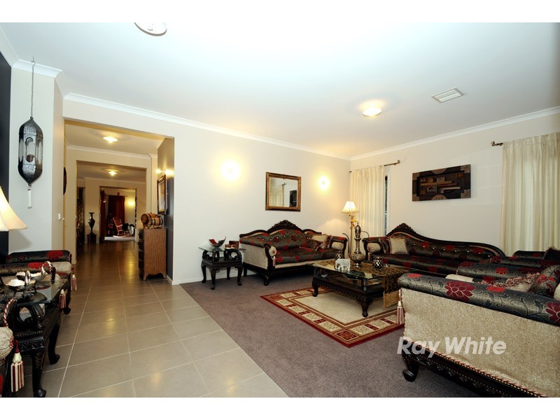 21 Paso Grove, Clyde North VIC 3978