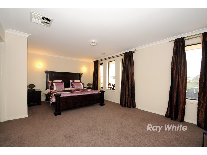 21 Paso Grove, Clyde North VIC 3978