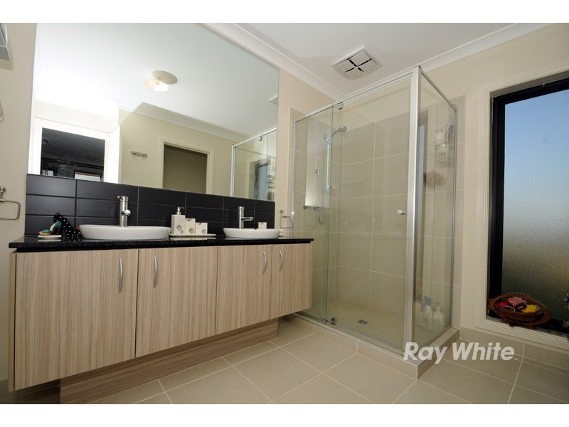 21 Paso Grove, Clyde North VIC 3978