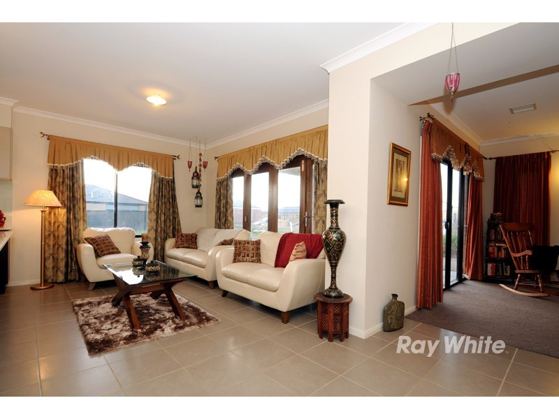 21 Paso Grove, Clyde North VIC 3978