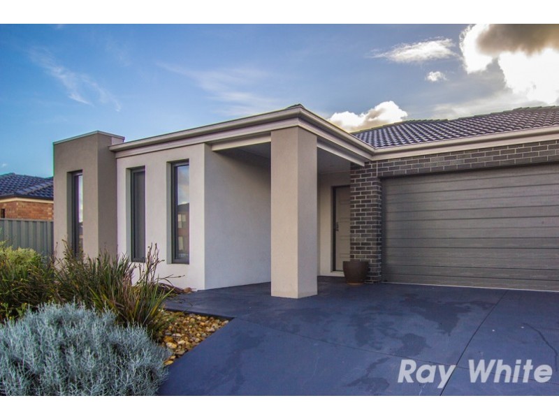 10 Foxhound Grove, Cranbourne East VIC 3977