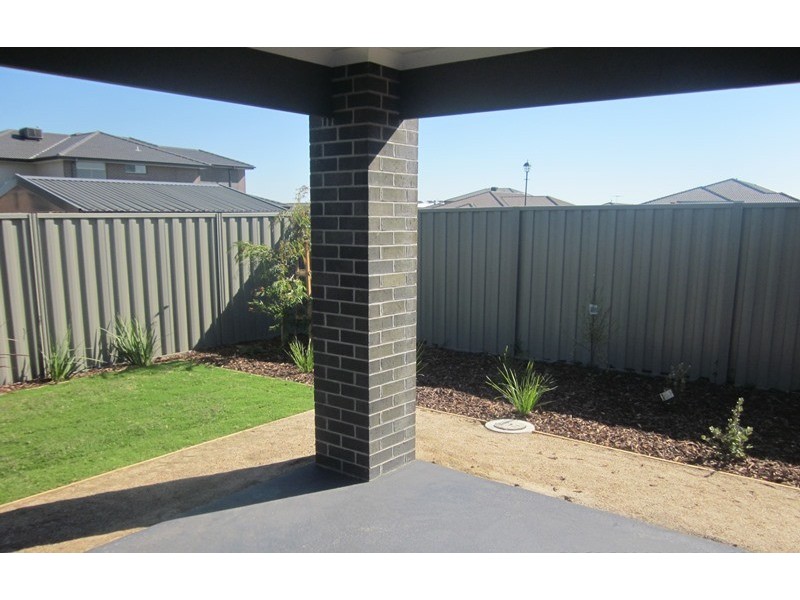 10 Foxhound Grove, Cranbourne East VIC 3977