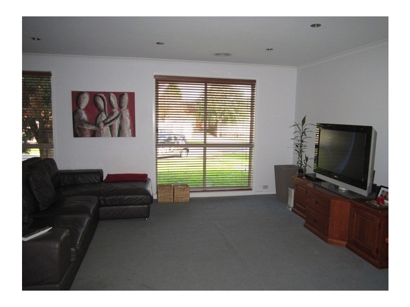 3 Frances Crescent, Cranbourne North VIC 3977