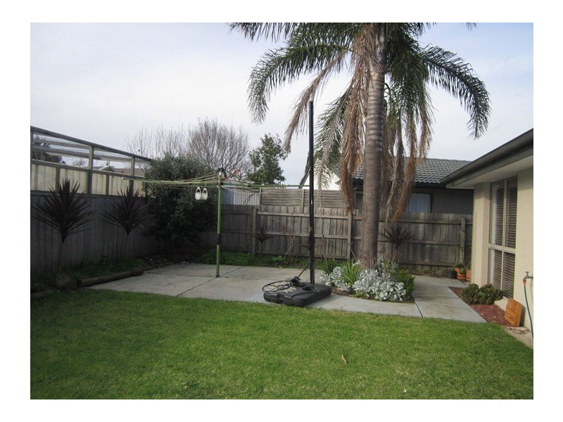 3 Frances Crescent, Cranbourne North VIC 3977