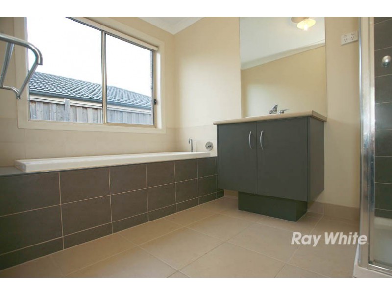 41 Thunderbolt Drive, Cranbourne East VIC 3977