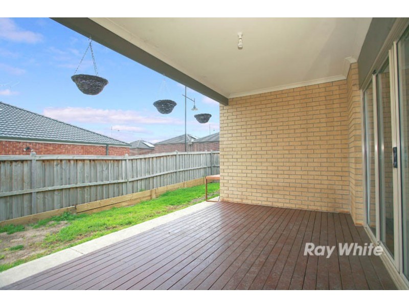 67 Nature Circuit, Cranbourne North VIC 3977