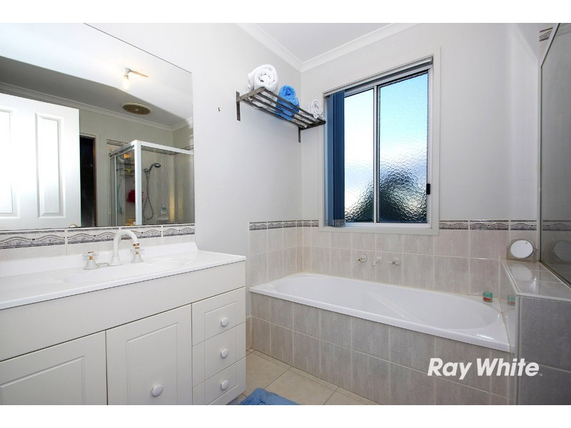 10 Helmsdale Court, Cranbourne West VIC 3977