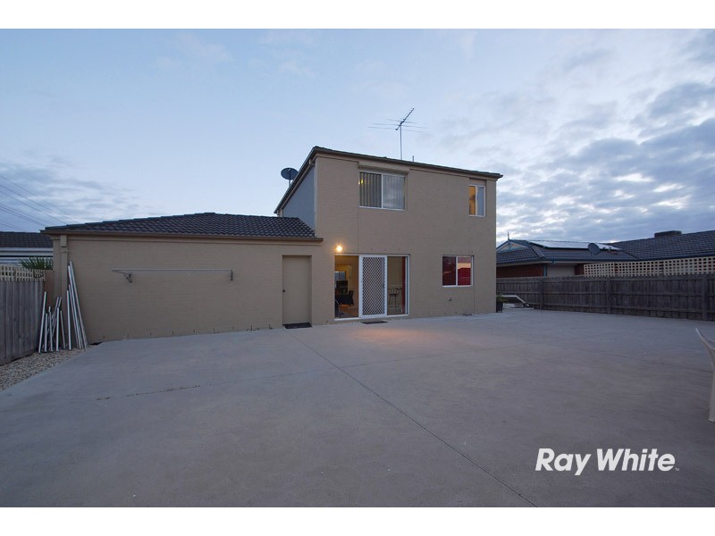 10 Helmsdale Court, Cranbourne West VIC 3977