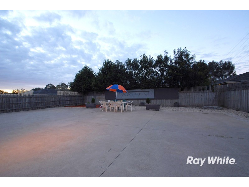 10 Helmsdale Court, Cranbourne West VIC 3977