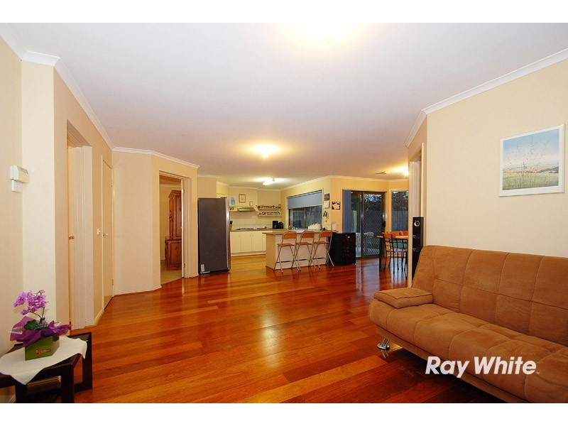 15 May Gibbs Crescent, Lynbrook VIC 3975