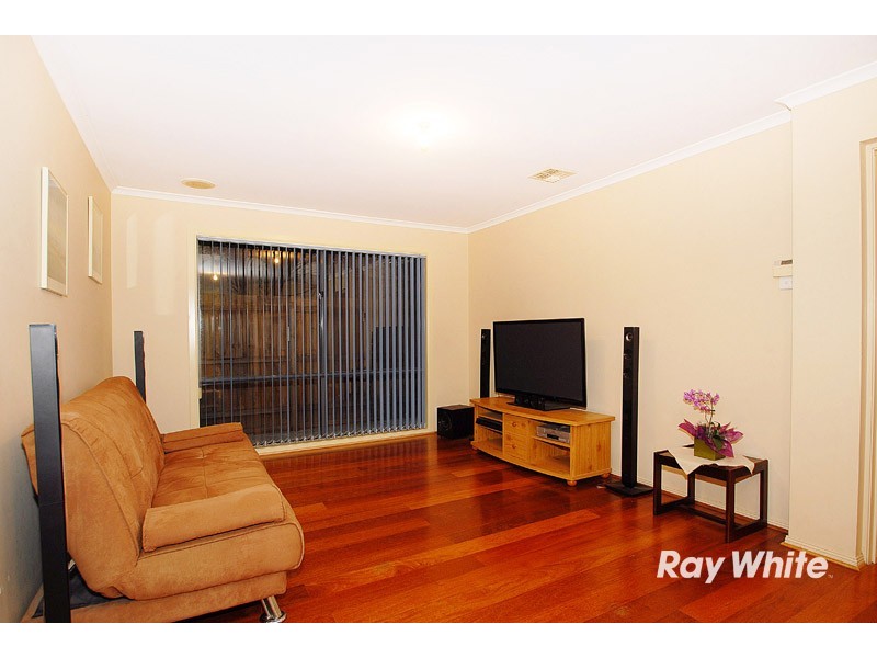 15 May Gibbs Crescent, Lynbrook VIC 3975