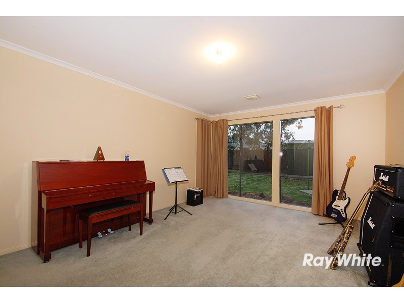 15 May Gibbs Crescent, Lynbrook VIC 3975
