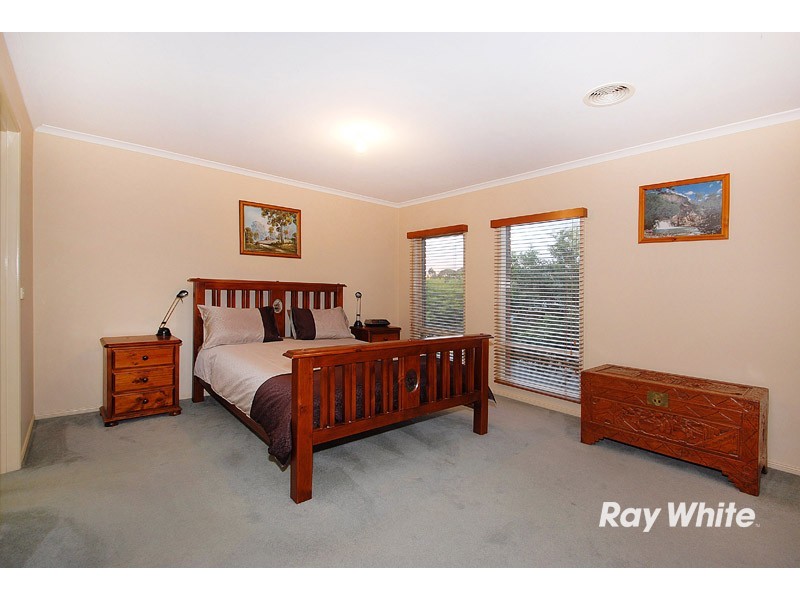 15 May Gibbs Crescent, Lynbrook VIC 3975