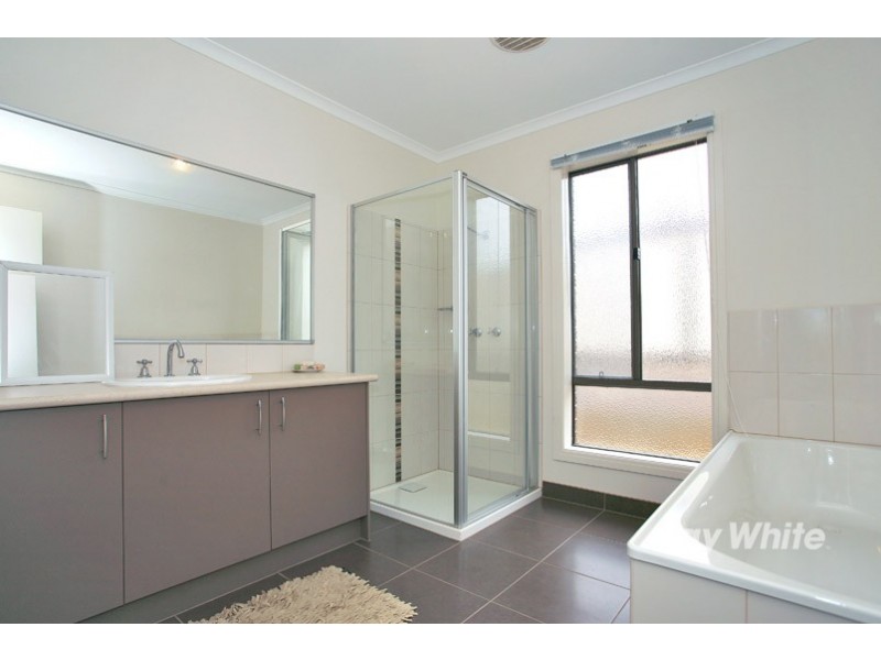 15 Mineral Court, Drouin VIC 3818