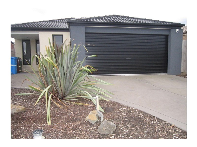 71 Calais Circuit, Cranbourne West VIC 3977