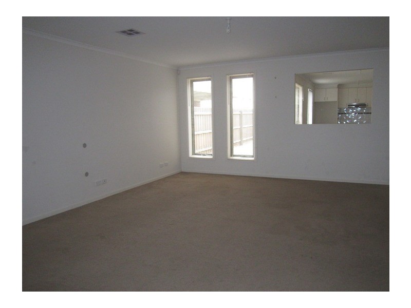 71 Calais Circuit, Cranbourne West VIC 3977