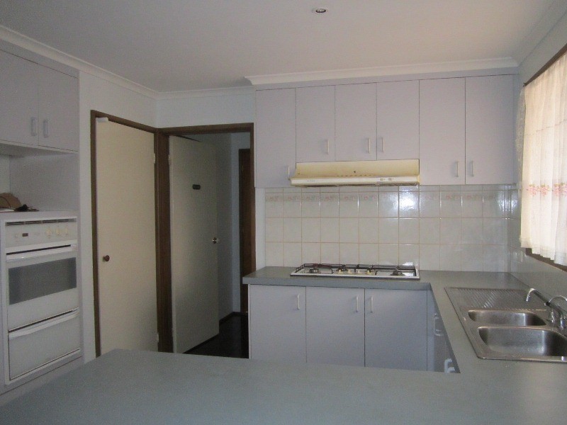 8 Lakeview Drive, Narre Warren South VIC 3805