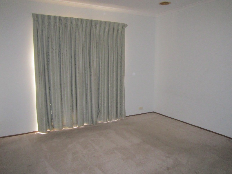 8 Lakeview Drive, Narre Warren South VIC 3805