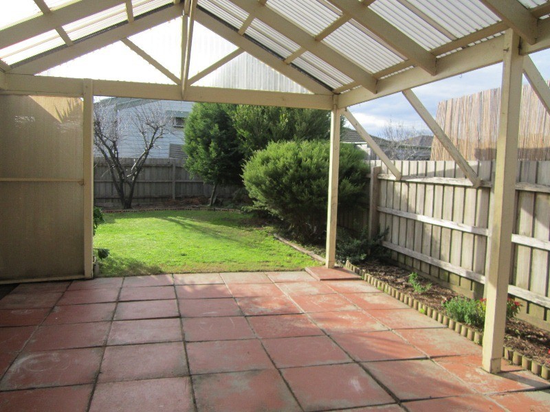 8 Lakeview Drive, Narre Warren South VIC 3805