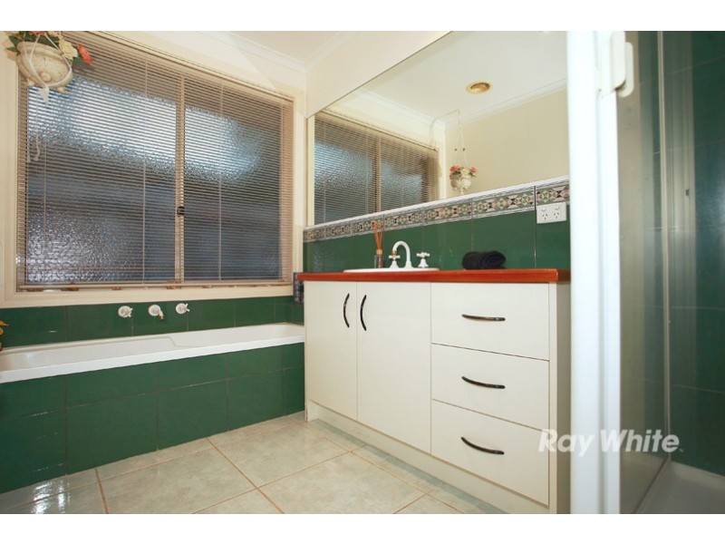 100 Lawless Drive, Cranbourne North VIC 3977