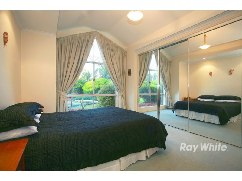 100 Lawless Drive, Cranbourne North VIC 3977