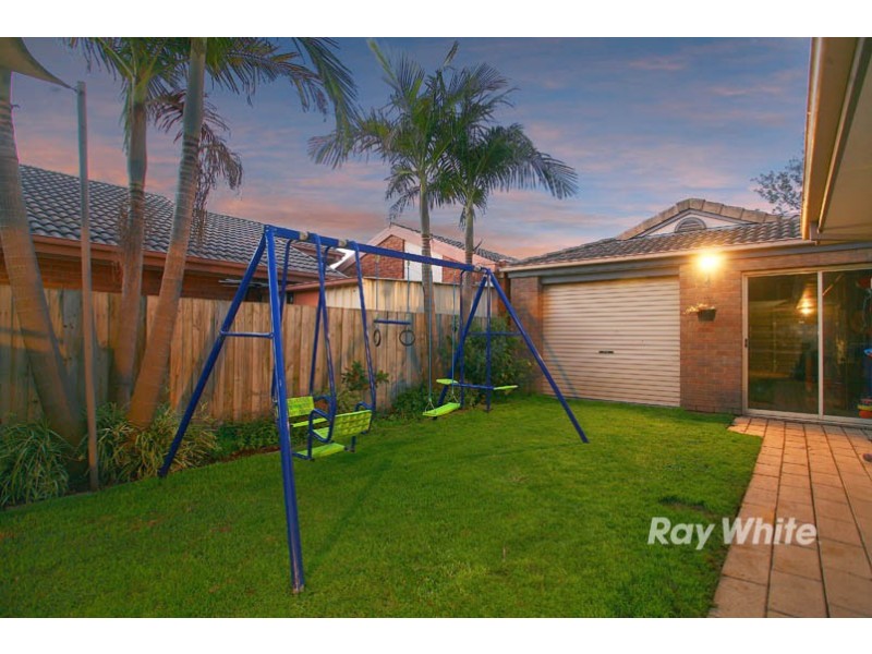 100 Lawless Drive, Cranbourne North VIC 3977