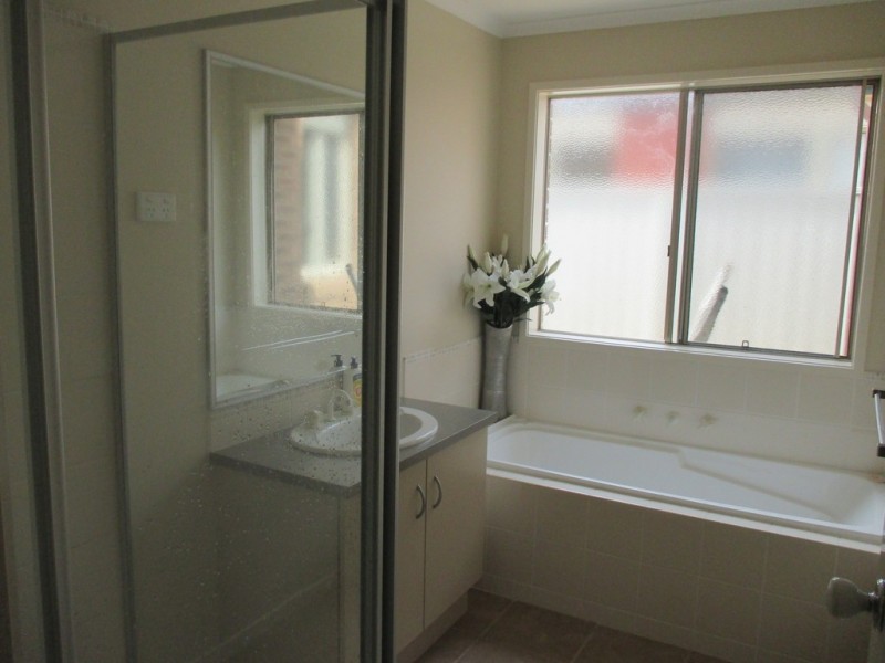 16 Gatehouse Parade, Cranbourne East VIC 3977