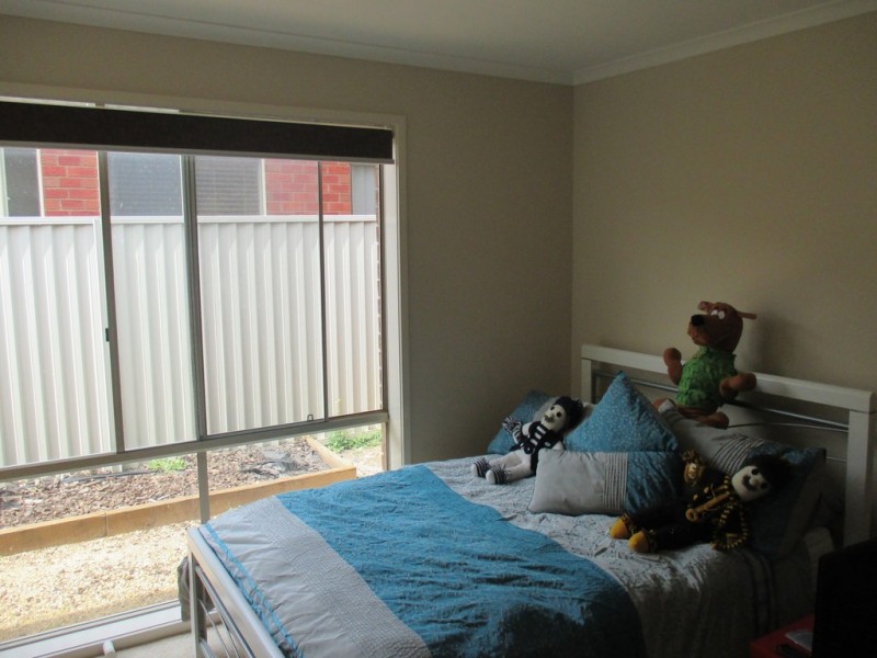 16 Gatehouse Parade, Cranbourne East VIC 3977