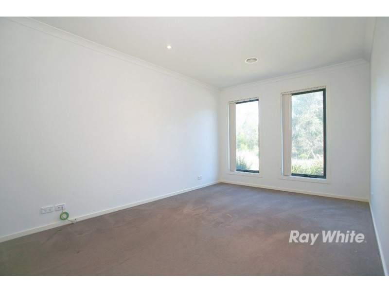 27 Ogle Way, Cranbourne North VIC 3977