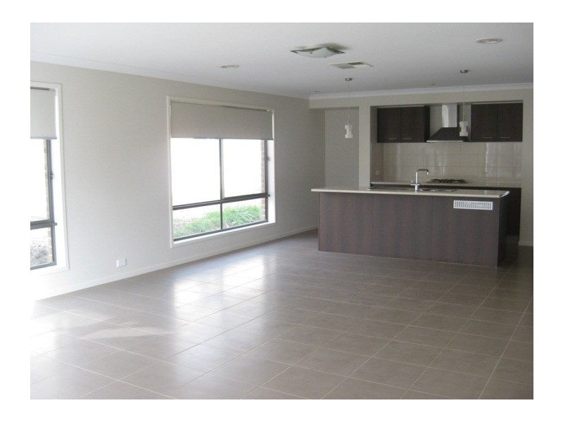 13 Hackney  Circuit, Clyde North VIC 3978