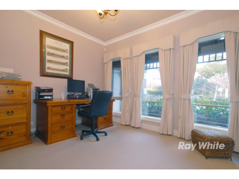 2 Meadowbank Close, Lysterfield South VIC 3156