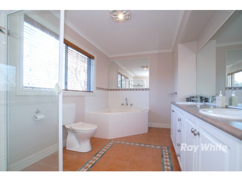 2 Meadowbank Close, Lysterfield South VIC 3156