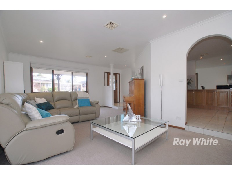 9 Kurrajong Crt, Cranbourne North VIC 3977