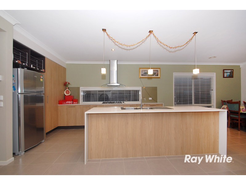 24 Locky Grove, Lyndhurst VIC 3975