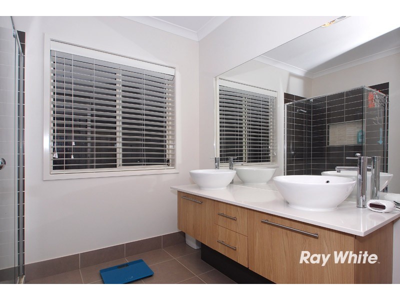 24 Locky Grove, Lyndhurst VIC 3975