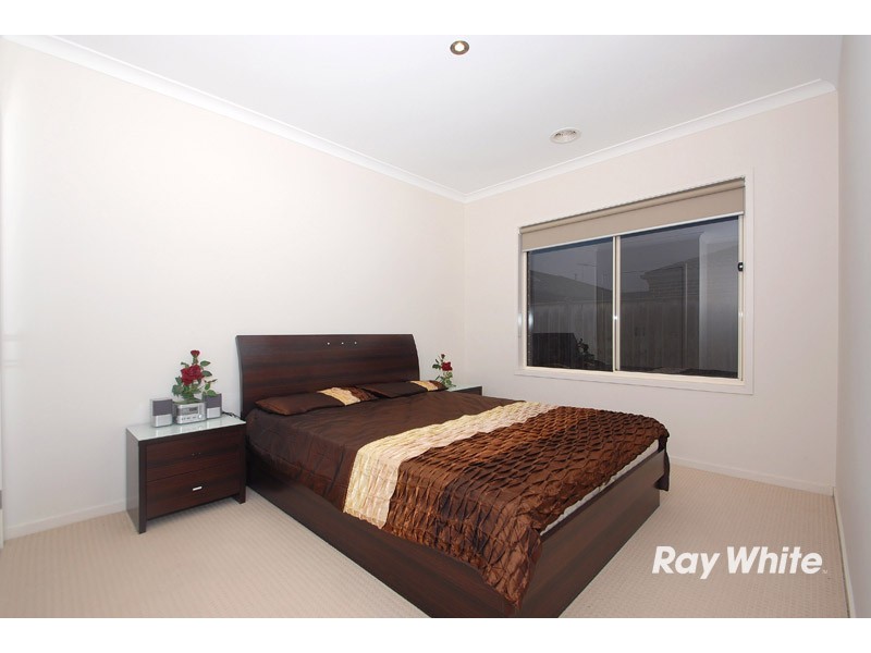 24 Locky Grove, Lyndhurst VIC 3975